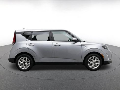 Used 2025 Kia Soul LX w/ LX Technology Package FWD image 10