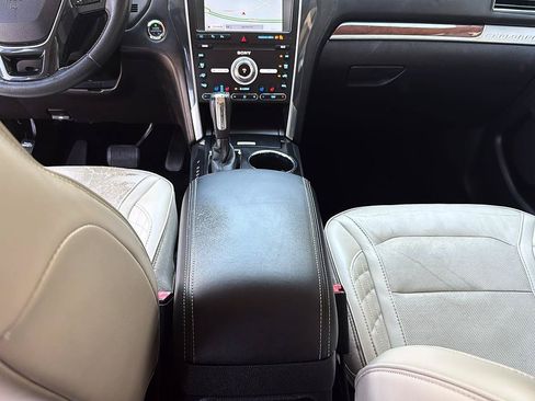 Used 2019 Ford Explorer Platinum AWD/4WD image 34