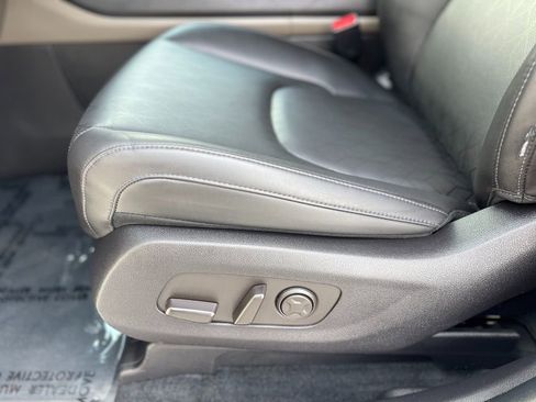 Used 2025 Kia Carnival EX FWD image 25
