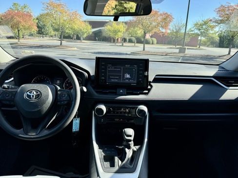 Used 2021 Toyota RAV4 LE image 23