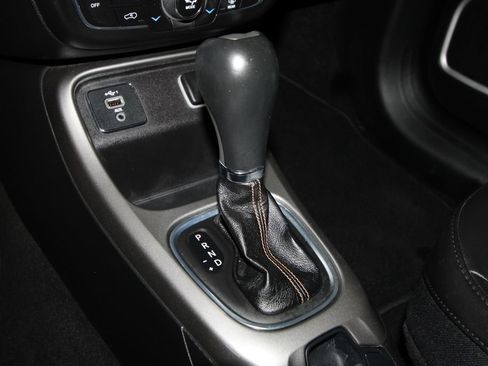Used 2019 Jeep Compass Latitude FWD image 16
