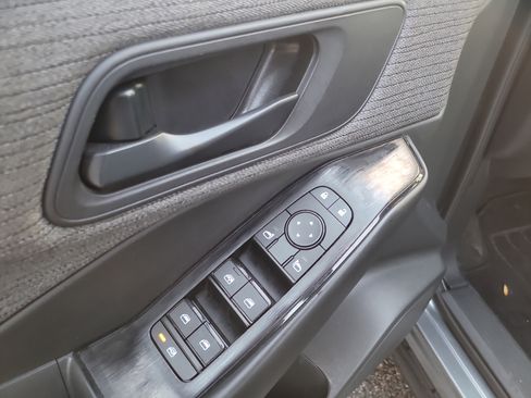 Used 2023 Nissan Rogue S image 17