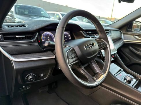 Used 2024 Jeep Grand Cherokee Limited w/ Luxury Tech Group II image 17