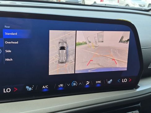 Used 2025 Chevrolet Traverse LT w/ Driver Confidence Package FWD image 15