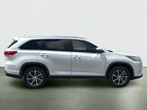 Used 2019 Toyota Highlander XLE w/ Carpet Mat Package (TMS) FWD image 7