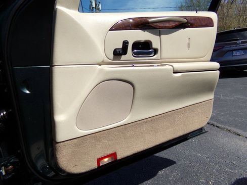 Used 2002 Lincoln Town Car Signature image 51