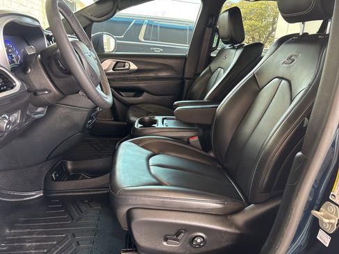 Used 2023 Chrysler Pacifica Touring-L w/ Uconnect Theater Family Group image 11