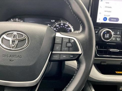 Used 2024 Toyota Highlander XLE FWD image 22