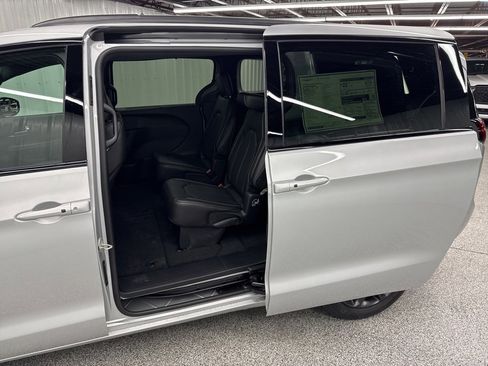 New 2026 Chrysler Pacifica Select image 11