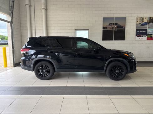 Used 2019 Toyota Highlander SE w/ Nightshade Edition FWD image 10