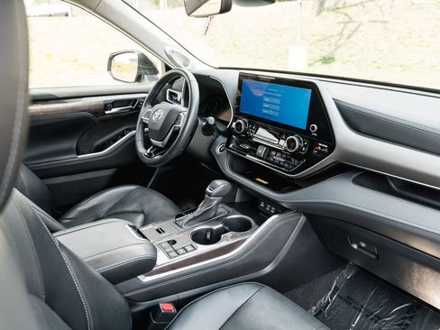 Used 2024 Toyota Highlander Limited image 11