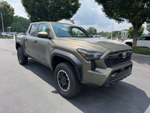 Used 2025 Toyota Tacoma TRD Off-Road AWD/4WD image 4