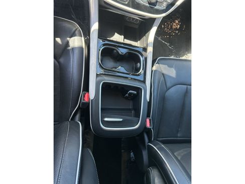 Used 2023 Chrysler Pacifica Limited w/ Uconnect Theater Family Group FWD image 22