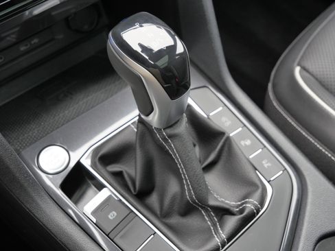 Certified 2022 Volkswagen Tiguan SEL R-Line image 25