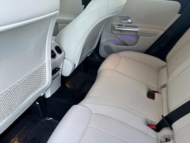 Used 2021 Mercedes-Benz GLA 250 4MATIC w/ Premium Package image 13