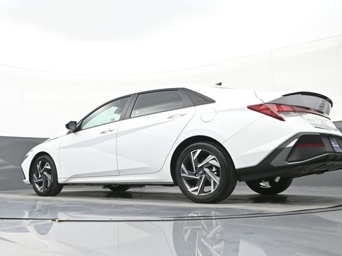 Certified 2025 Hyundai Elantra Sport image 38