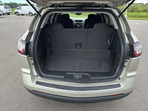 Used 2015 Chevrolet Traverse LT w/ Style and Technology Package FWD image 4