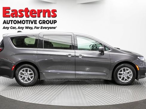 Used 2023 Chrysler Pacifica Touring-L FWD image 4
