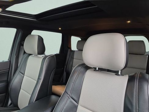 Used 2019 Jeep Grand Cherokee Laredo AWD/4WD image 32