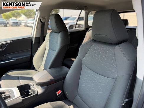 Used 2025 Toyota RAV4 XLE AWD/4WD image 25