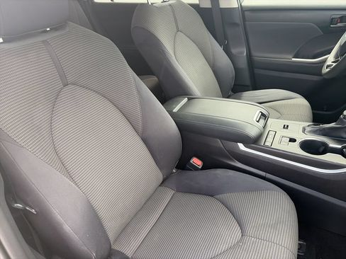 Used 2021 Toyota Highlander L FWD image 33