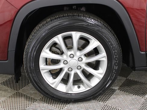 Used 2019 Jeep Cherokee Latitude w/ Popular Appearance Group FWD image 33