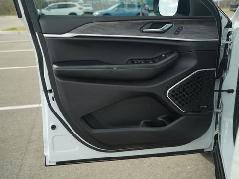 Used 2022 Jeep Grand Cherokee L Limited image 15