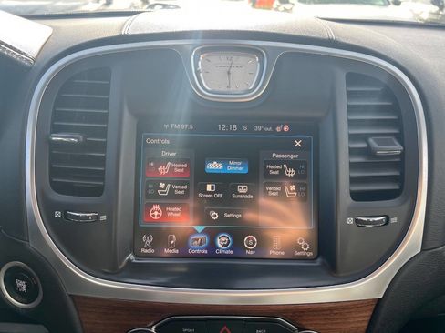 Used 2015 Chrysler 300 C Platinum image 22