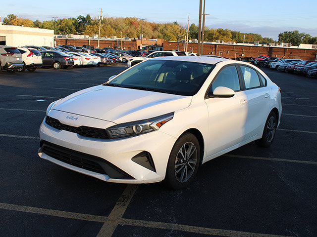 Used 2022 Kia Forte LXS FWD image 2