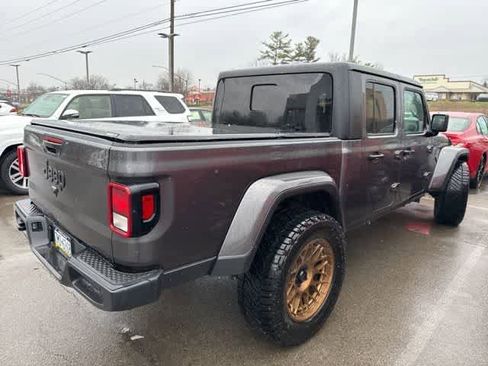 Used 2025 Jeep Gladiator Sport image 3