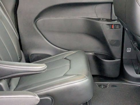 New 2026 Chrysler Pacifica Select FWD image 32