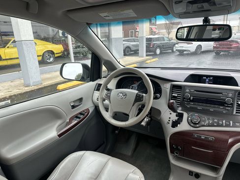 Used 2014 Toyota Sienna XLE image 21