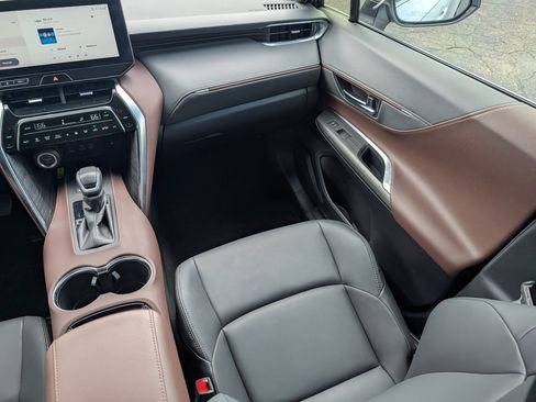 Used 2024 Toyota Venza XLE AWD/4WD image 11