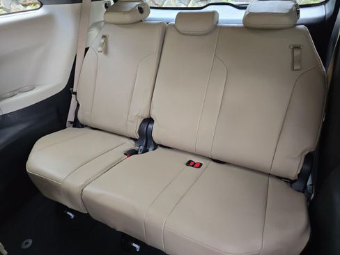 Used 2021 Toyota Sienna XLE FWD image 25