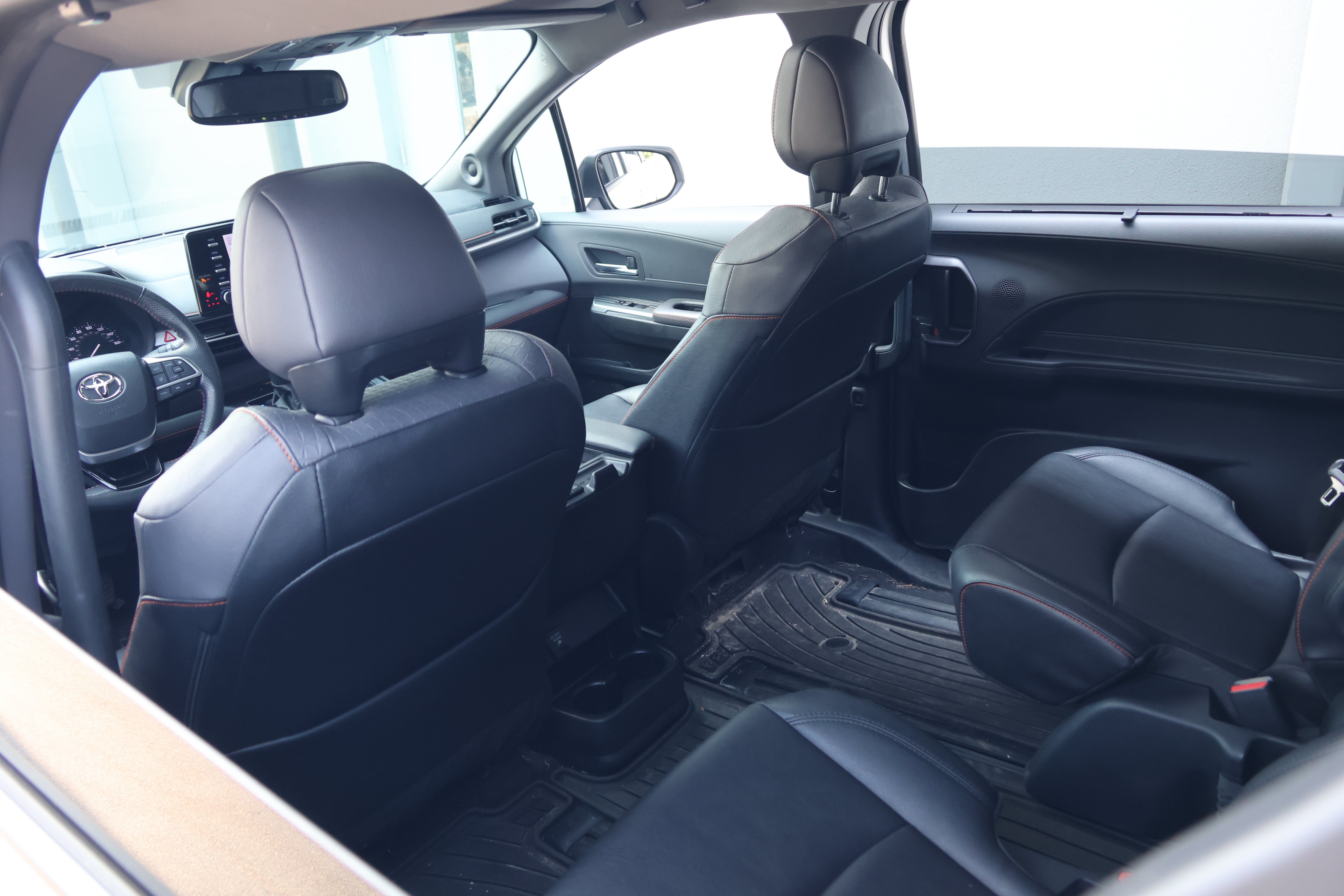 Used 2023 Toyota Sienna XSE w/ XSE Plus Package FWD image 33