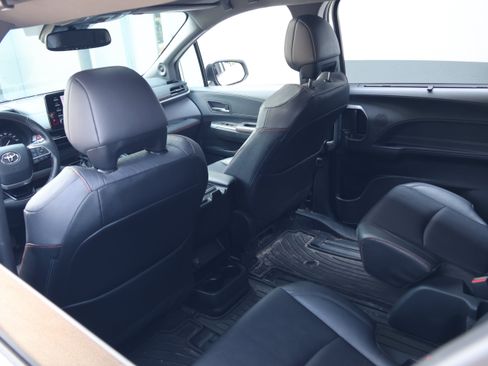 Used 2023 Toyota Sienna XSE w/ XSE Plus Package FWD image 33