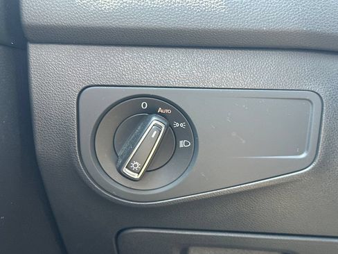 Used 2023 Volkswagen Tiguan SE w/ Panoramic Sunroof Package FWD image 18