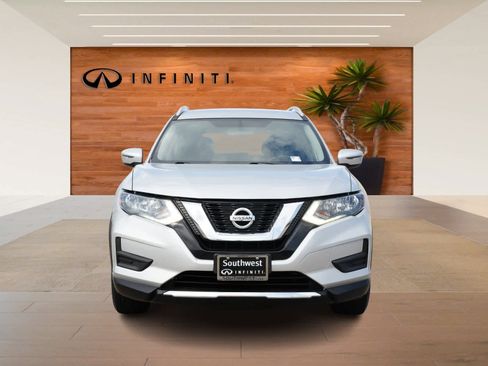 Used 2017 Nissan Rogue SV image 2