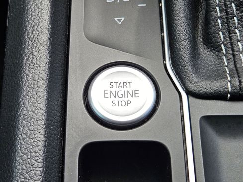 Used 2022 Volkswagen Atlas Cross Sport SE FWD image 23