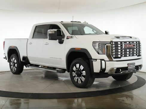Used 2025 GMC Sierra 2500 Denali image 2