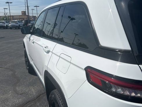Used 2023 Jeep Grand Cherokee Limited w/ Black Appearance Package AWD/4WD image 9