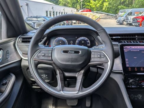 Used 2025 Jeep Grand Cherokee L Limited AWD/4WD image 15