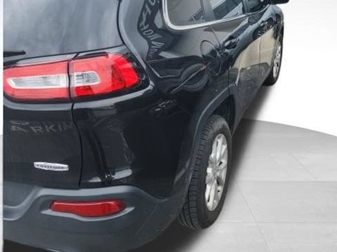 Used 2015 Jeep Cherokee Latitude w/ Cold Weather Group FWD image 5