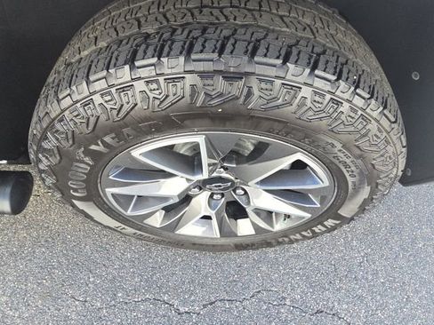 Used 2024 Chevrolet Suburban Z71 w/ Luxury Package image 32