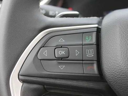 Used 2023 Jeep Grand Cherokee Laredo image 14