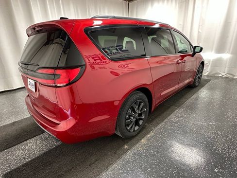 New 2025 Chrysler Pacifica Select w/ Fav Edition Package image 5