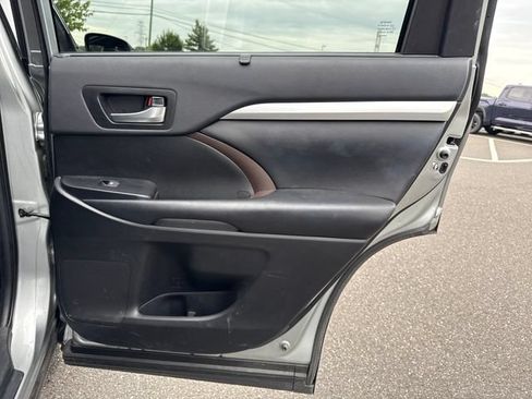 Used 2019 Toyota Highlander XLE AWD/4WD image 16