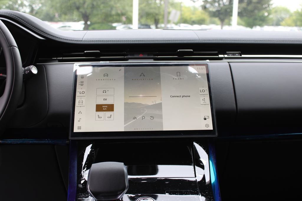 New 2027 Land Rover Range Rover Sport Dynamic SE Plug-In Hybrid AWD/4WD image 9