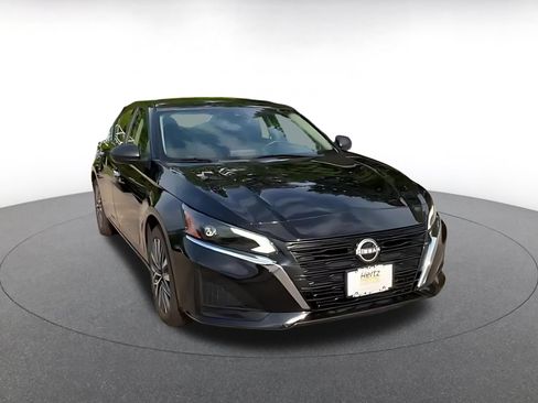 Used 2025 Nissan Altima 2.5 SV FWD image 3