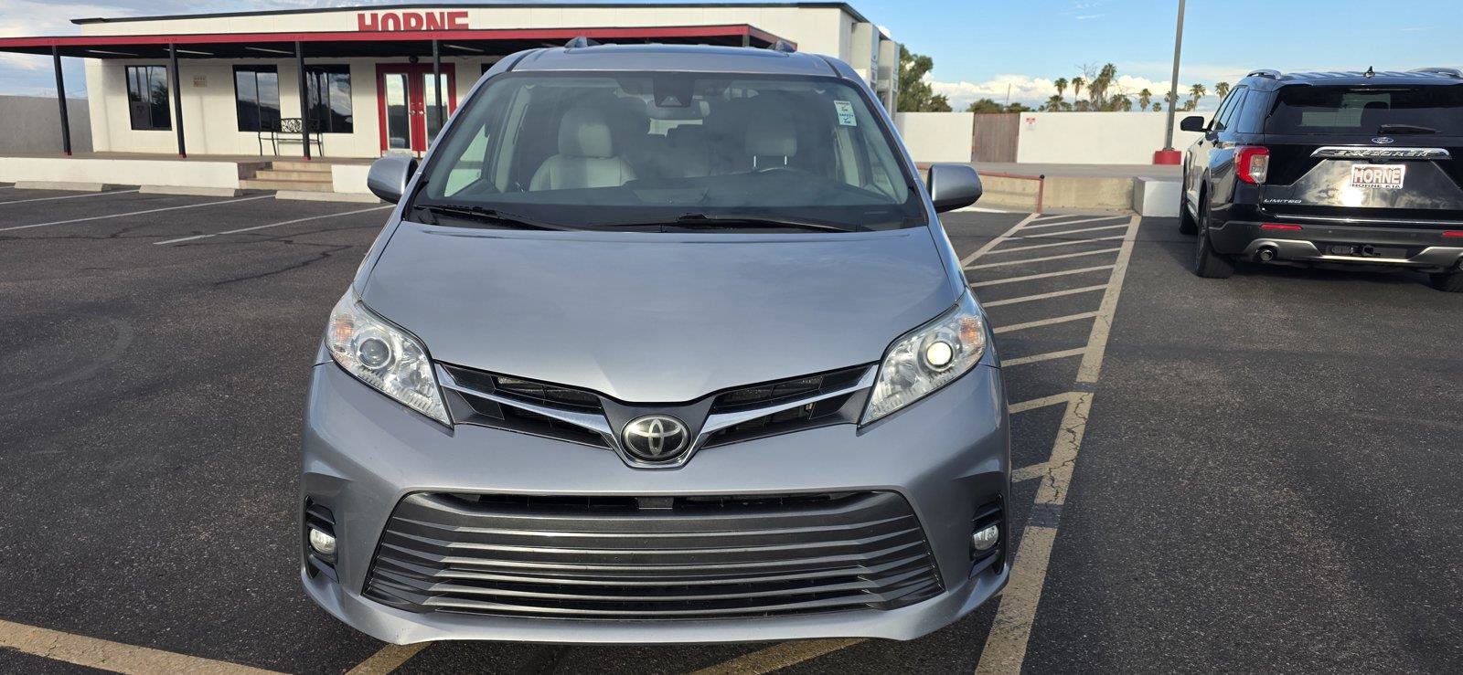Used 2018 Toyota Sienna XLE FWD image 2
